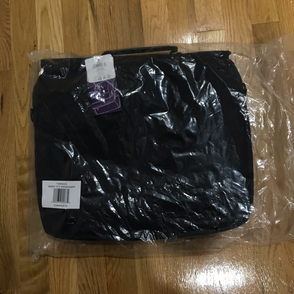 Targus 15.6" Laptop Messenger - Black Messenger 💼 - Picture 8 of 8